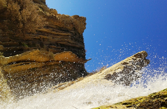  آبشار فصلی" تنگ گلم" از جاذبه های ویژنان در گیلانغرب+ فیلم وعکس