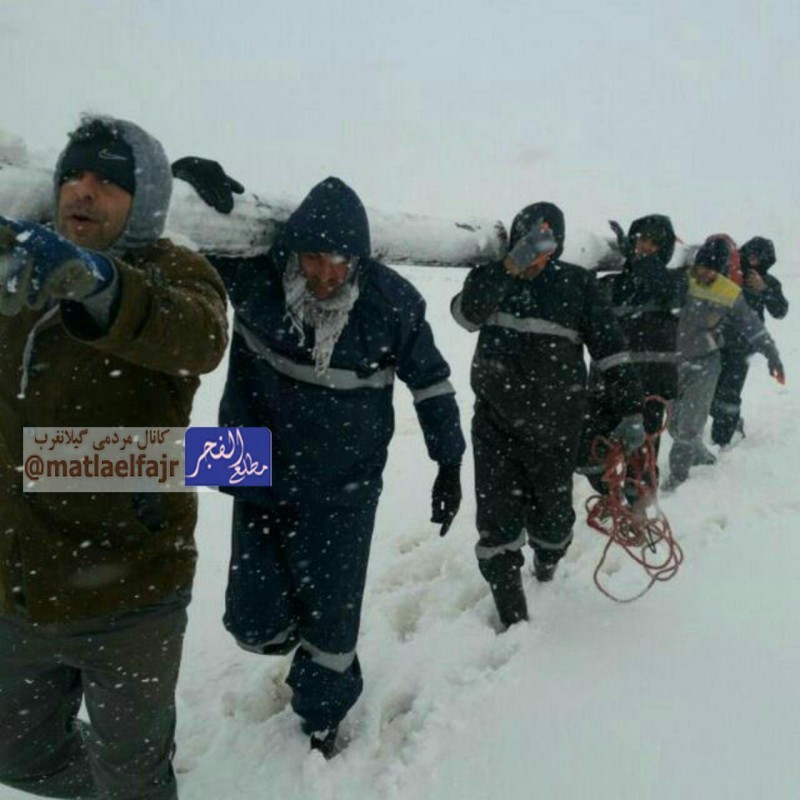 تلاشگران اداره برق گیلا نغرب در اوج برف و سرما