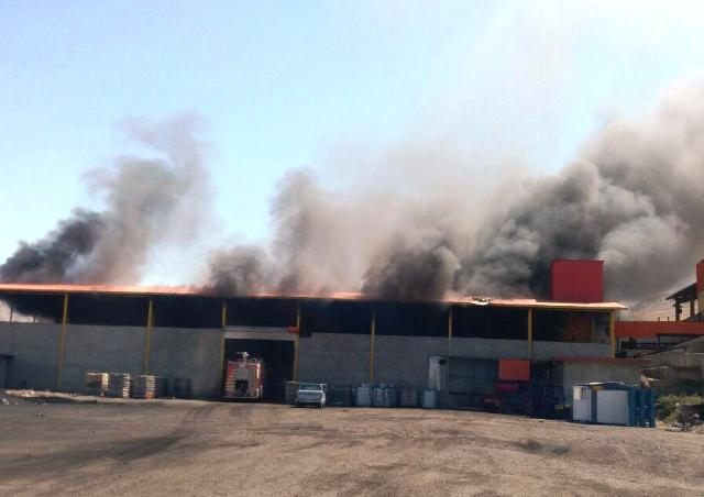  آتش سوزی در کارخانه فراورده های قیر طبیعی در گیلانغرب + تصاویر