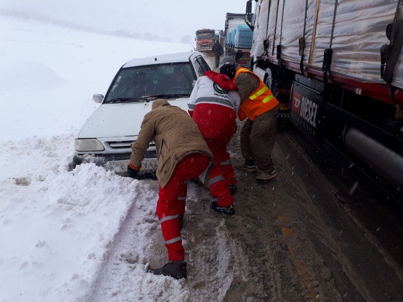 به 44 خودرو  گرفتار در برف توسط هلال احمر گیلانغرب امداد رسانی شد+ تصاویر