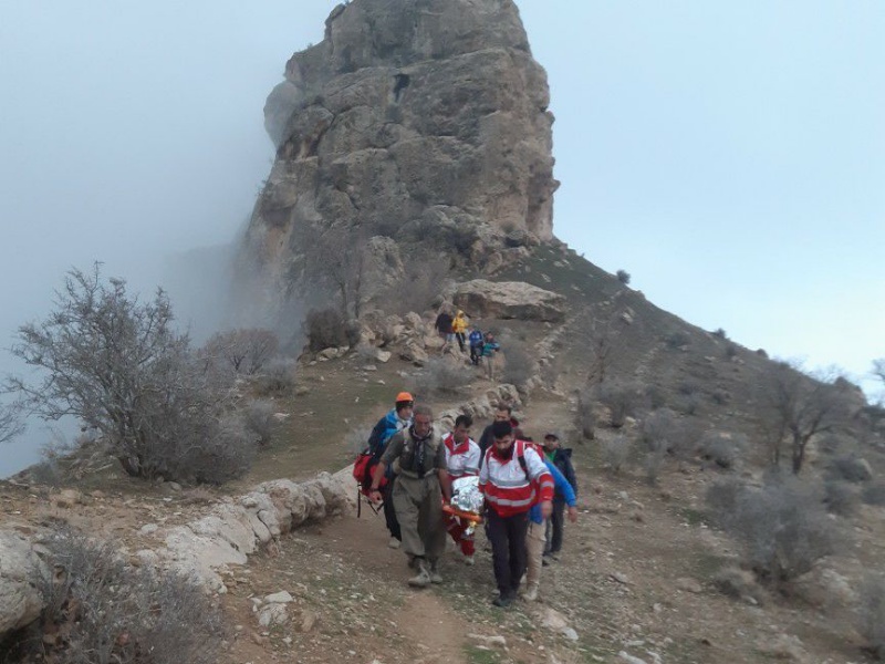 نجات یک کوهنورد در ارتفاعات امله قوت شهرستان گیلانغرب+عکس