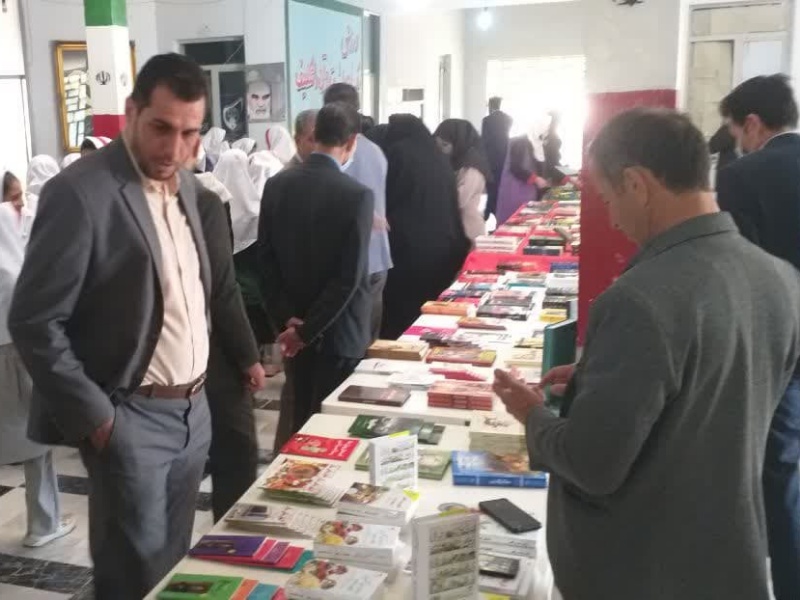 نمایشگاه کتاب همزمان با هفته کتاب  در گیلان غرب گشایش یافت+عکس