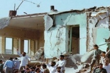 فیلم دیده نشده از بمباران 19 مرداد 62  در گیلانغرب/ 621 شهید و جانباز طی یک بمباران هوایی