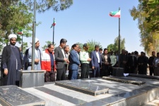 همزمان با هفته معلم و عقیدتی سیاسی مزار شهدای گیلانغرب عطر افشانی شد + عکس