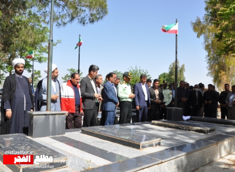 همزمان با هفته معلم و عقیدتی سیاسی مزار شهدای گیلانغرب عطر افشانی شد + عکس