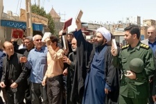 راهپیمایی نمازگزاران جمعه گیلانغرب در محکومیت اهانت به ساحت قرآن کریم برگزار شد +عکس
