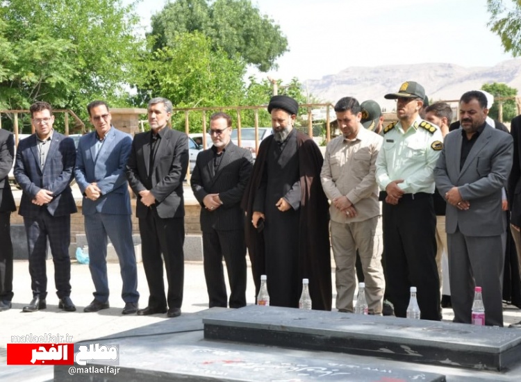 مزار شهدای گیلانغرب عطر افشانی شد +تصاویر