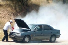 شجاعت پلیس، جان سرنشینان خودرو را از سوختن نجات داد+عکس