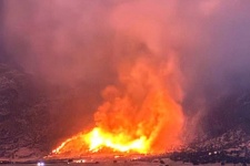 صدها هتکار از مزارع و مراتع گیلانغرب سوخت/آتش مهار شد+ تصاویر