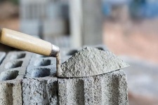 کمبود سیمان در گیلانغرب به مشکلات مردم دامن زده است  /براستی قطع برق چه میزان در قحطی سیمان موثر است؟