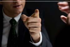 قلم به دست‌هایی که صدای حق را به نفع خود خاموش می‌کنند