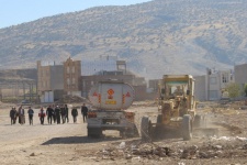 آغاز کارزار "محله کرامت" در شهرک شهید رجایی گیلان‌غرب / مسئولان پای دردِ دل مردم نشستند+عکس