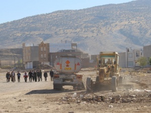 آغاز کارزار "محله کرامت" در شهرک شهید رجایی گیلان‌غرب / مسئولان پای دردِ دل مردم نشستند+عکس