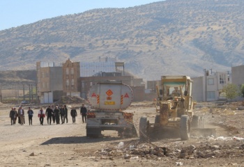 آغاز کارزار "محله کرامت" در شهرک شهید رجایی گیلان‌غرب / مسئولان پای دردِ دل مردم نشستند+عکس