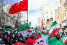 عبور از شیشه‌خرده‌های چهارراه ولیعصر