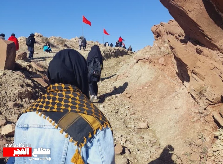 بازدید  ۲۰۰ دانش آموز دختر شهرستان گیلان غرب از مناطق عملیاتی +عکس