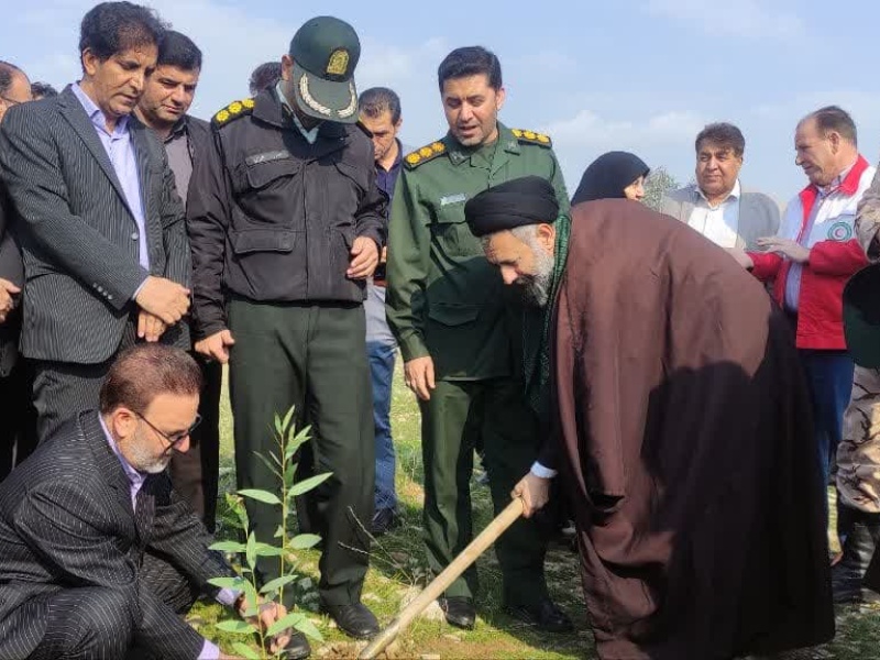 گیلانغربیها در ۱۵ اسفند درخت کاشتند+عکس