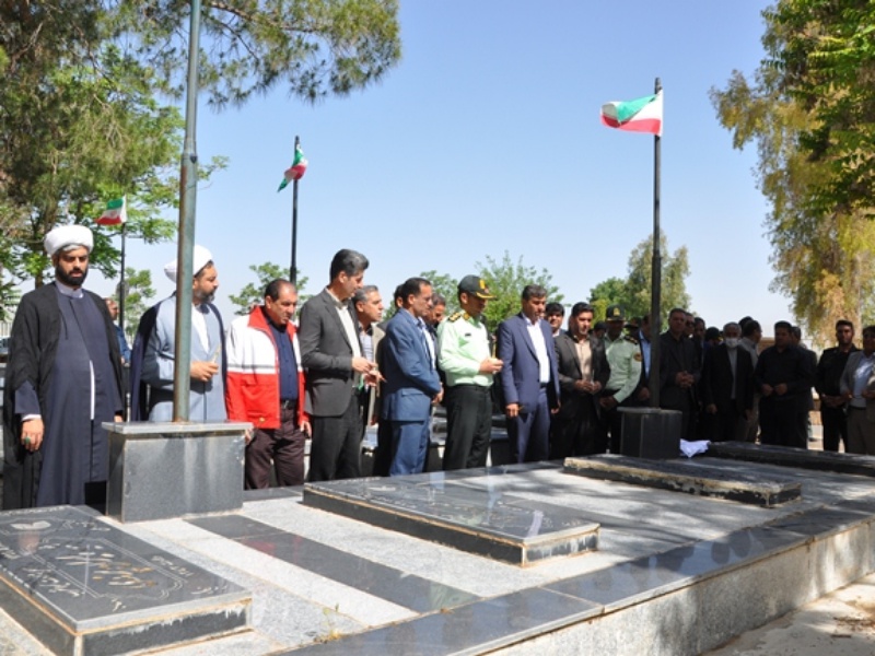 همزمان با هفته معلم و عقیدتی سیاسی مزار شهدای گیلانغرب عطر افشانی شد + عکس