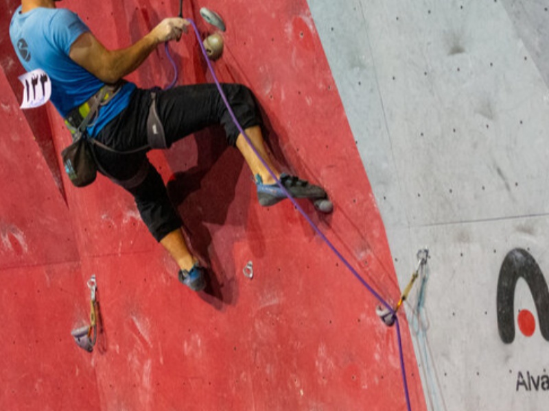 رفتار عجیب سنگ‌نورد تیم ملی با پرچم کشورمان!