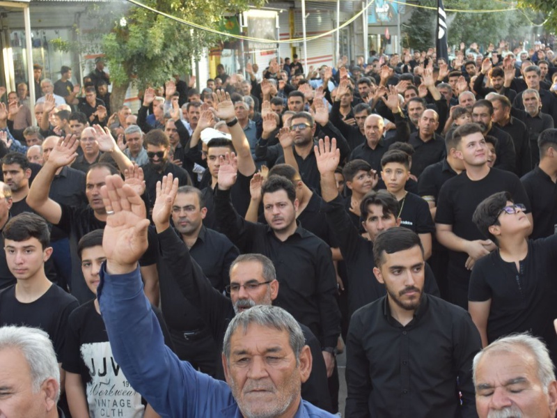 طنین نوای "یاحسین.ع.عزاداران  حسینی در شهر گیلان غرب+عکس