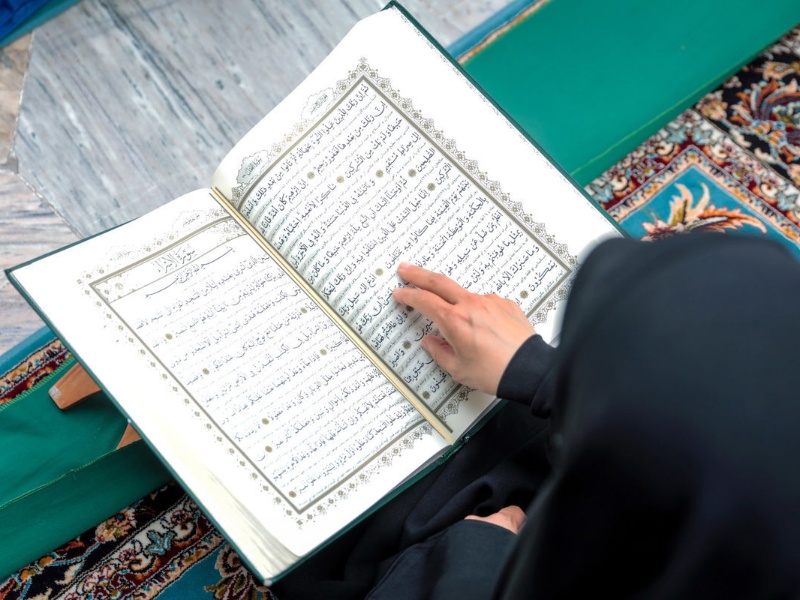 قرآن کتابی جامع و هدایتگر بشر است