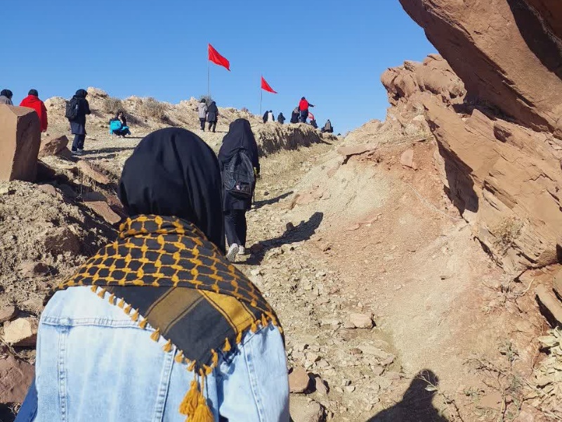 بازدید  ۲۰۰ دانش آموز دختر شهرستان گیلان غرب از مناطق عملیاتی +عکس