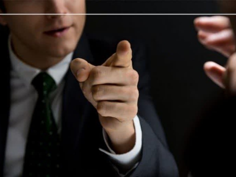 قلم به دست‌هایی که صدای حق را به نفع خود خاموش می‌کنند