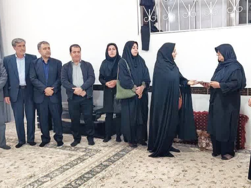 تجلیل از خانواده شهید امیررضا خسروی در گیلانغرب=عکس تجلیل از خانواده شهید امیررضا خسروی در گیلانغرب=عکس