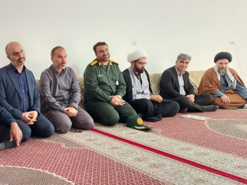 آغاز خدمت فرمانده جدید سپاه گیلانغرب با تجدید میثاق با شهدا و دیدار با خانوادههای معظم شهدا آغاز خدمت فرمانده جدید سپاه گیلانغرب با تجدید میثاق با شهدا و دیدار با خانوادههای معظم شهدا